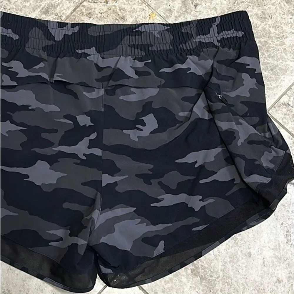Athleta Racer Run Mid Rise Short 4” Black Camo Size Large